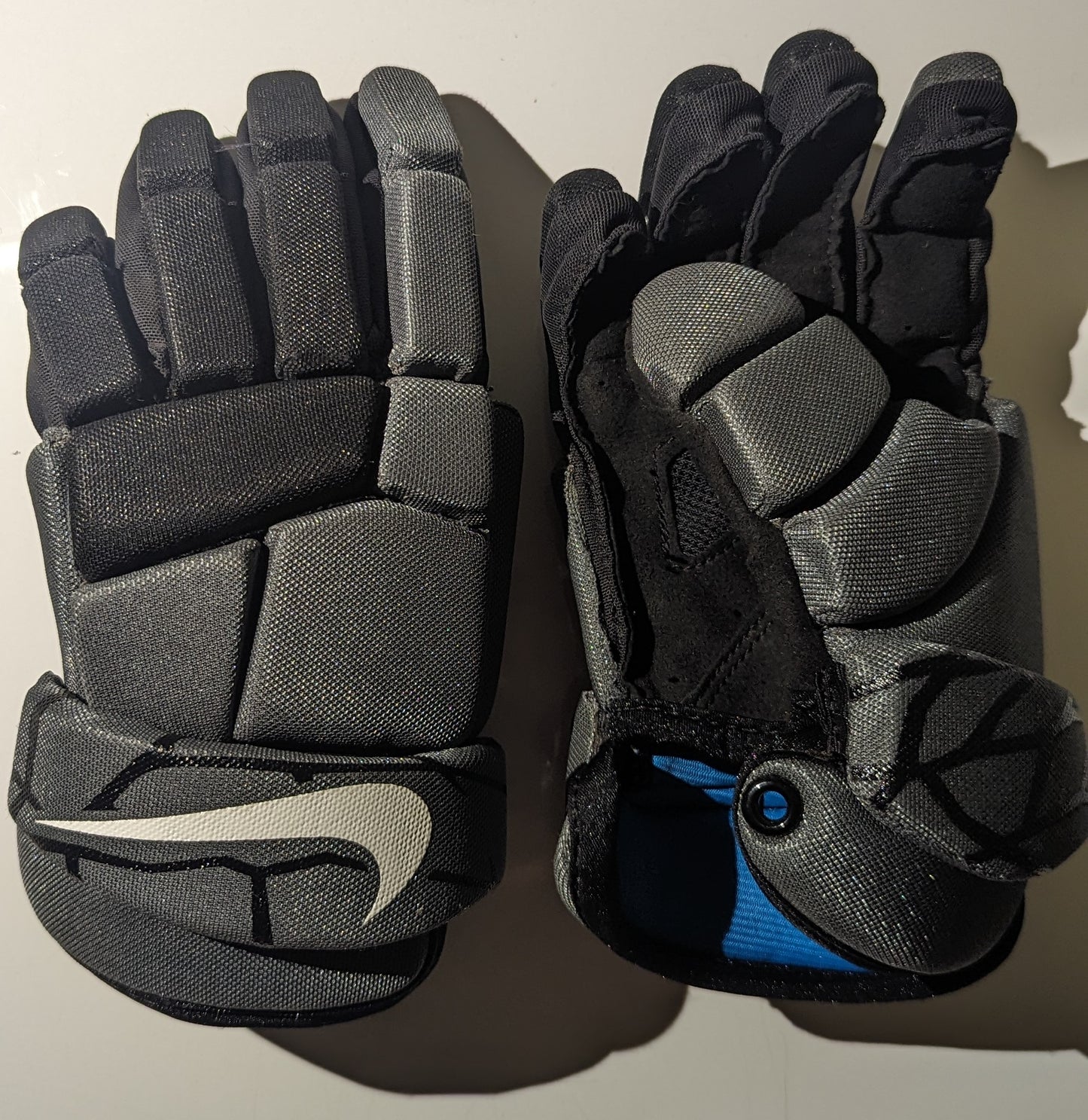 Youth Small Nike Gloves - Gray & Black